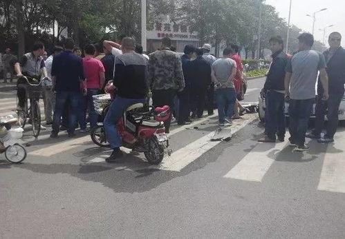 撞车吃瓜群众交警,交警视角下的吃瓜群众众生态